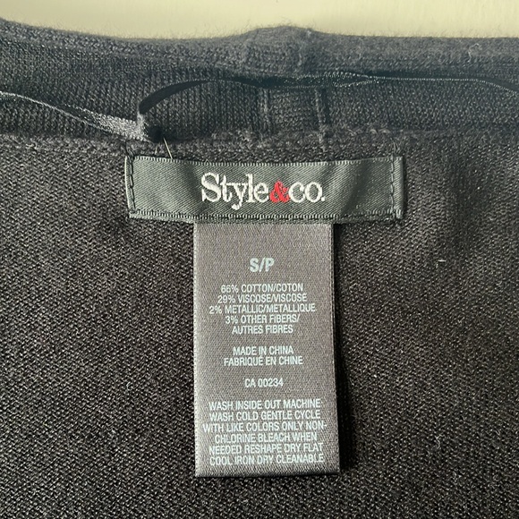 Sweater size small: black, silver, dark magenta and white - Picture 7 of 8